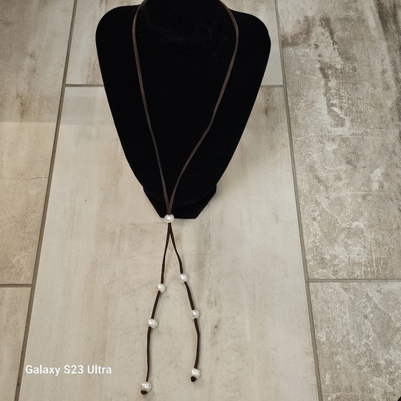 Set of necklace, bracelet, earrings, and ring in leather cord and pearls. - Picture 10 of 11